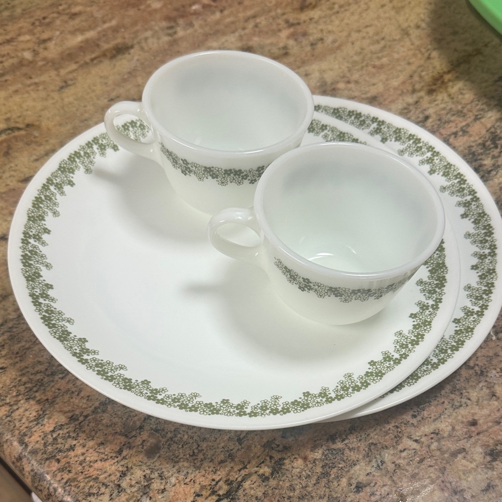 Vintage Spring blossom Pyrex 2 large plates and 2 cups